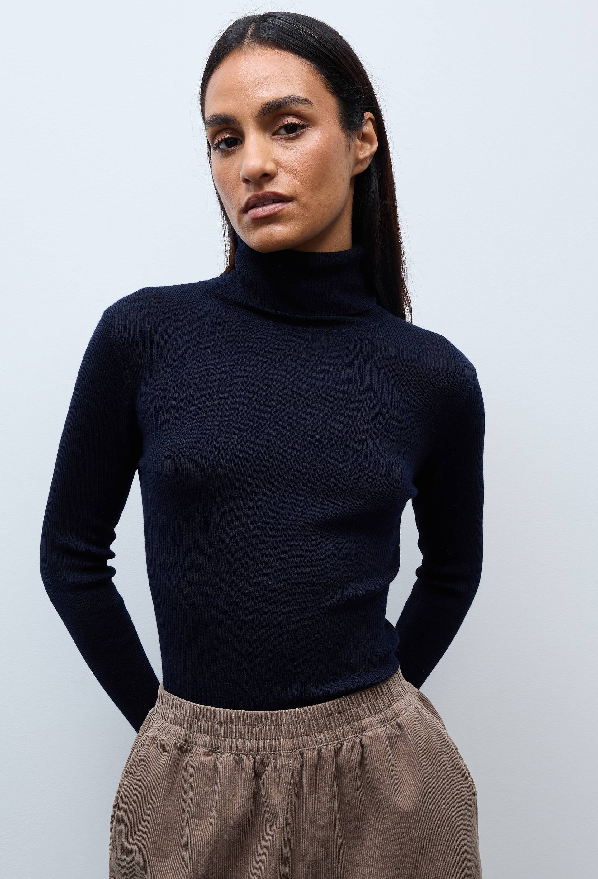 Pull col roul&eacute; &agrave; c&ocirc;tes uni en laine, Bleu fonc&eacute;, swatch image