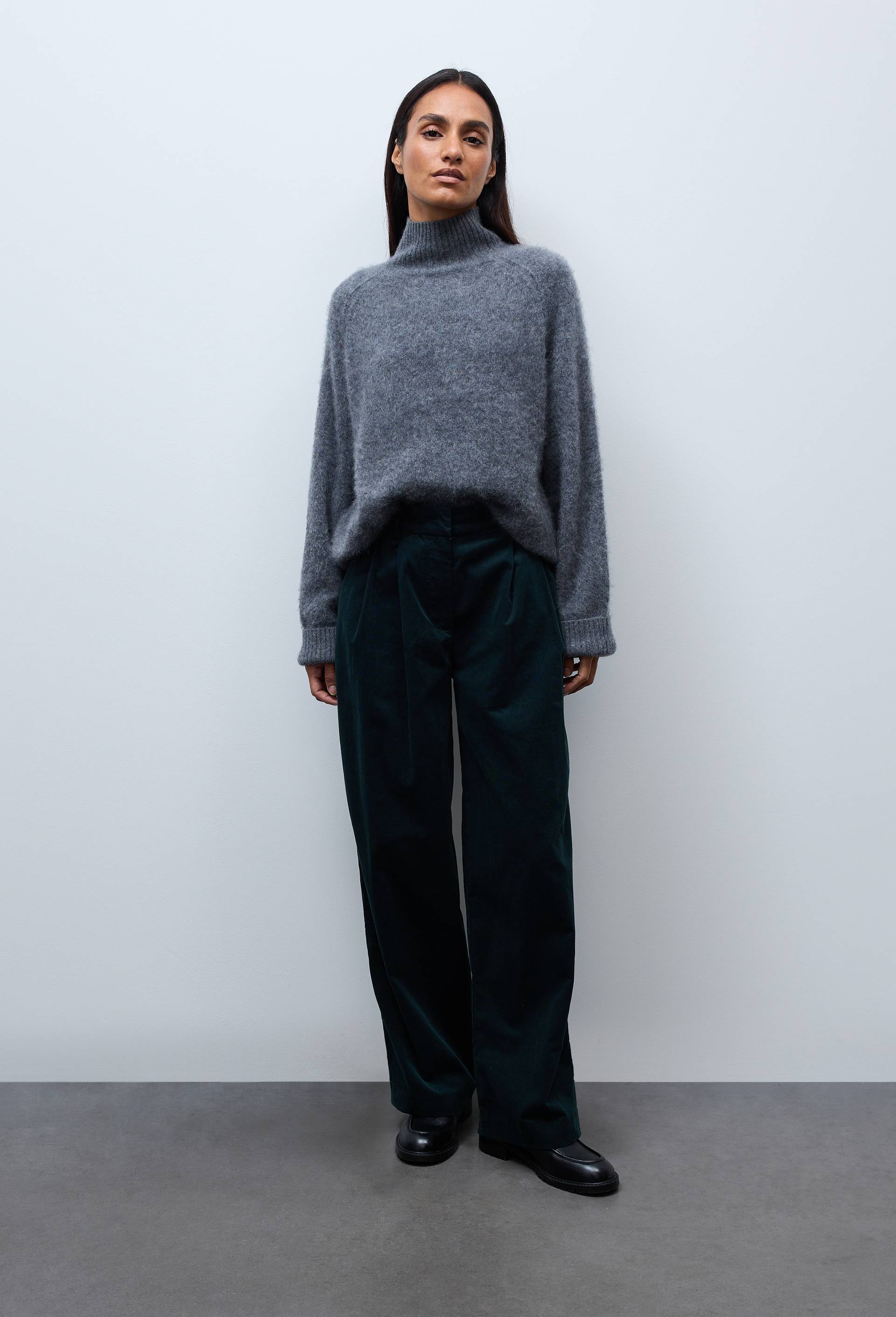 Pantalon droit en velours, certifi&eacute; Oeko-Tex, Vert fonc&eacute;, swatch image
