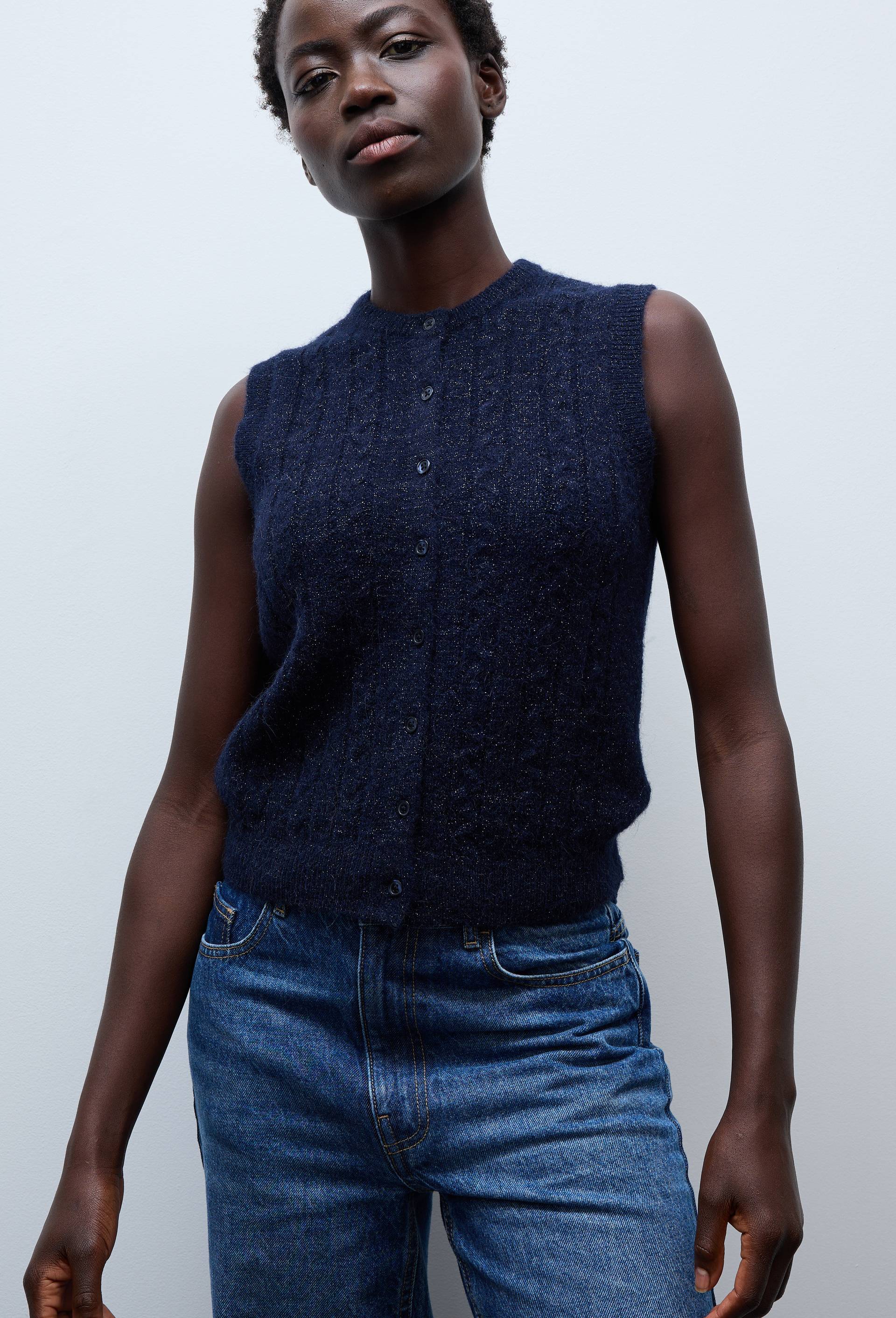 Cardigan sans manches torsad&eacute; avec fibres m&eacute;talliques, Bleu fonc&eacute;, large image number 0