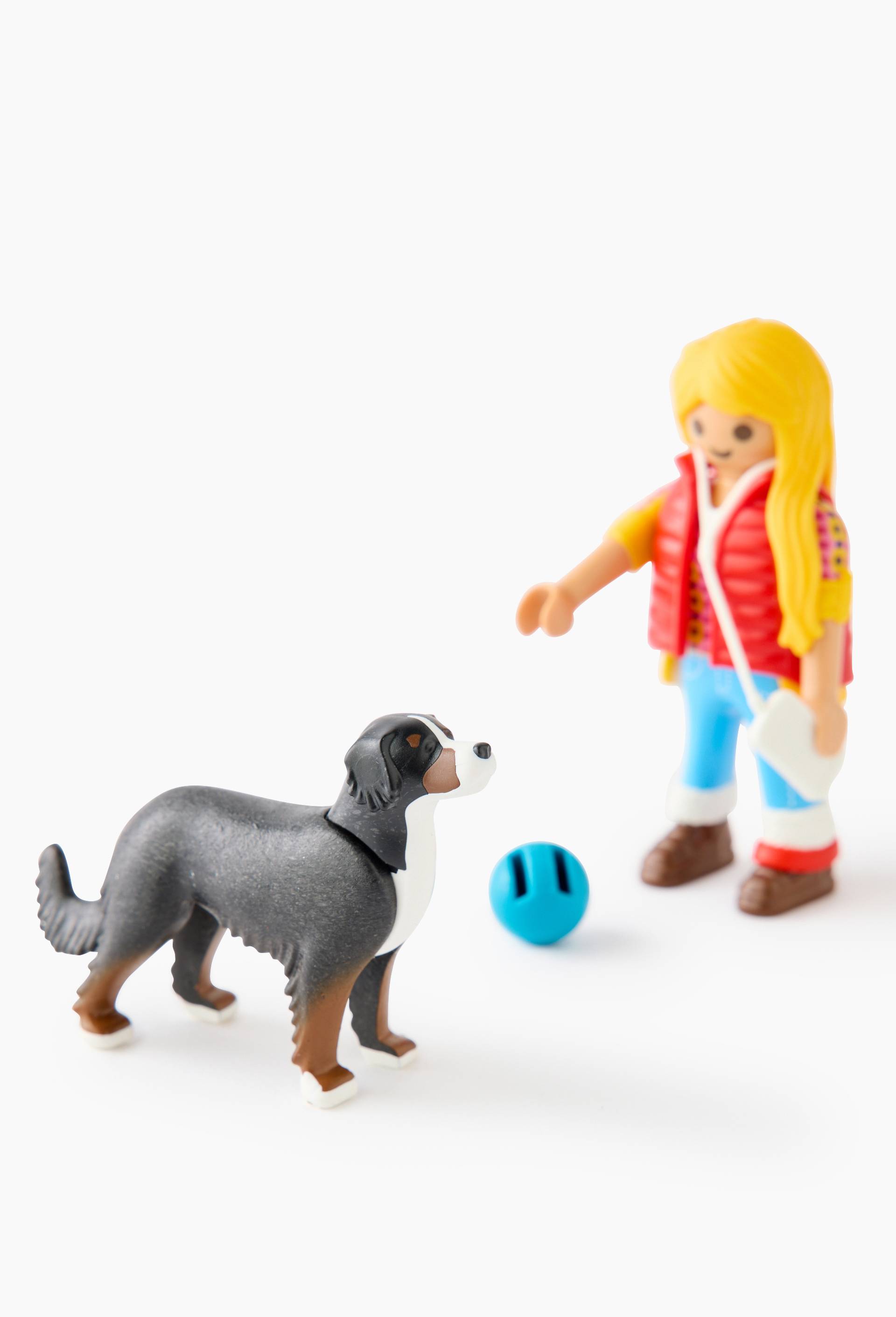 Jeune fille avec chien de montagne - 71738, , large image number 1