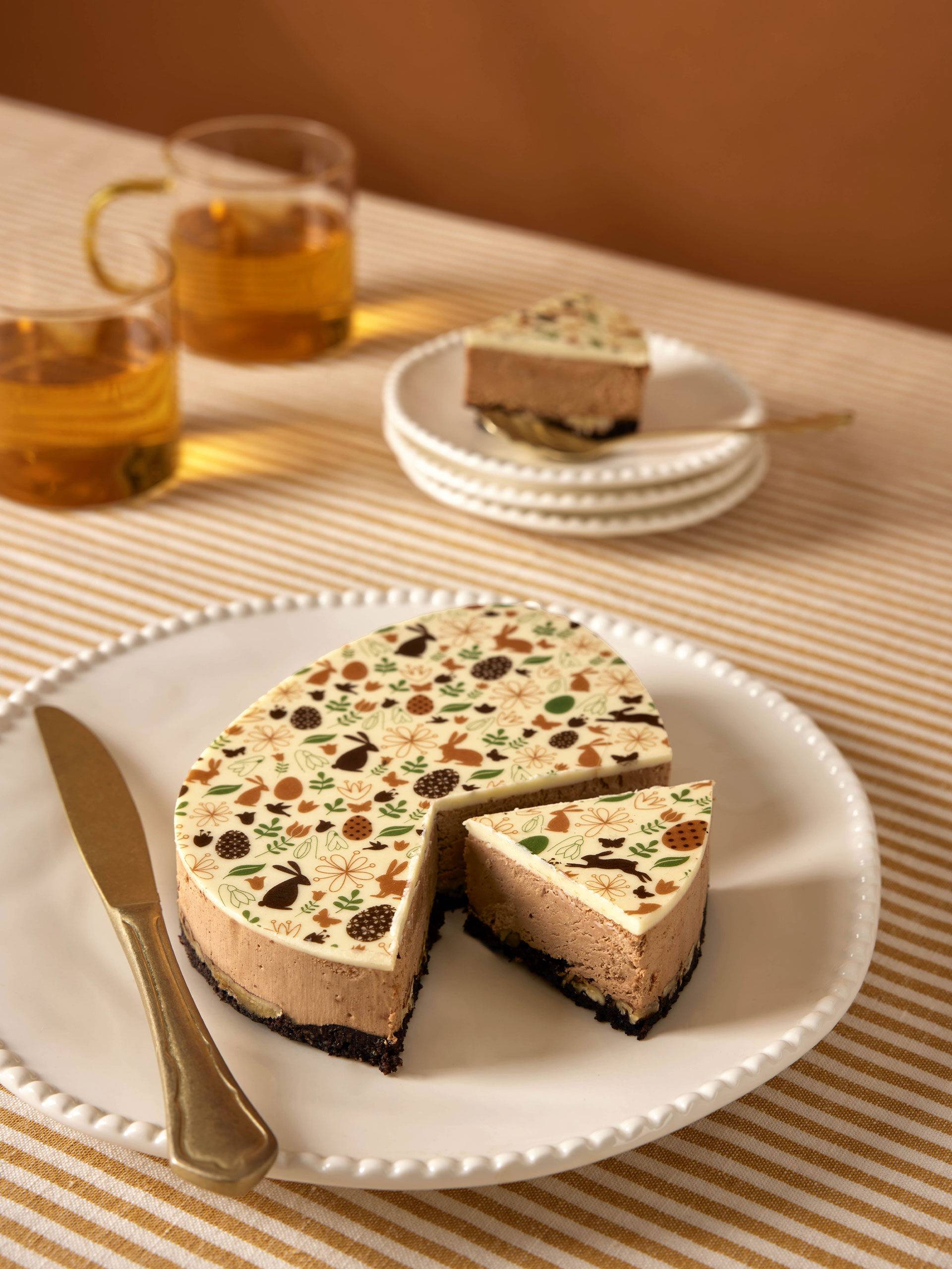 Entremet au chocolat et des tasses de th&eacute; 