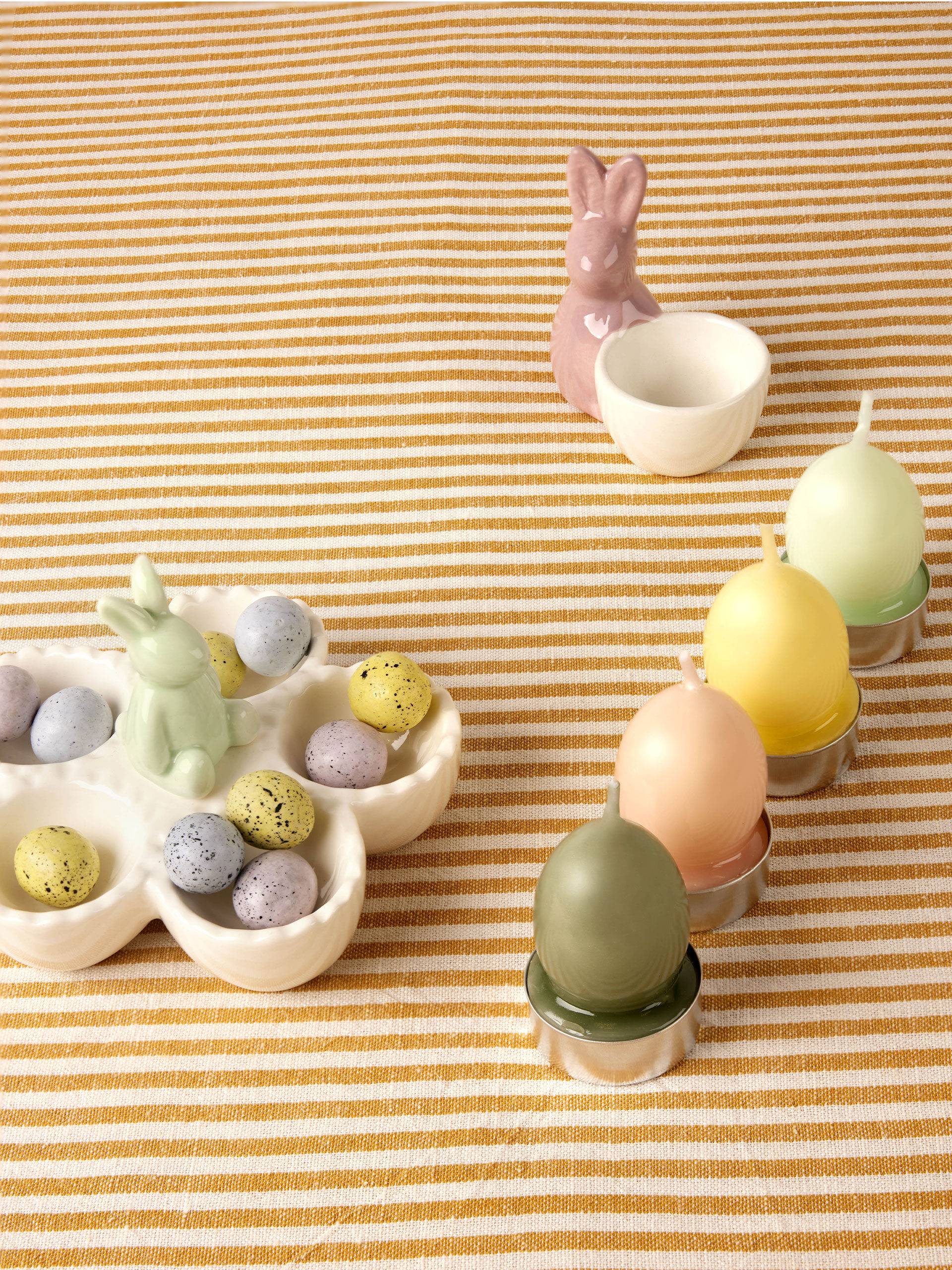Petits bols, coquetiers, petits lapin et bougies
